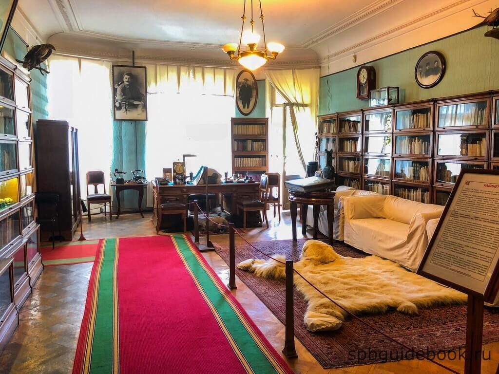 Фото кабинета-гостиной в музее Кирова в Санкт-Петербурге.