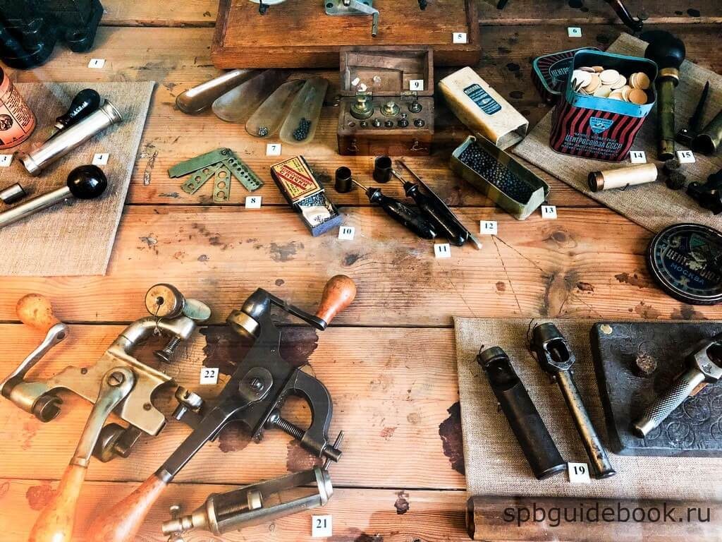 Фото стенда с инструментами в комнате отдыха в музее Кирова. Санкт-петербург.