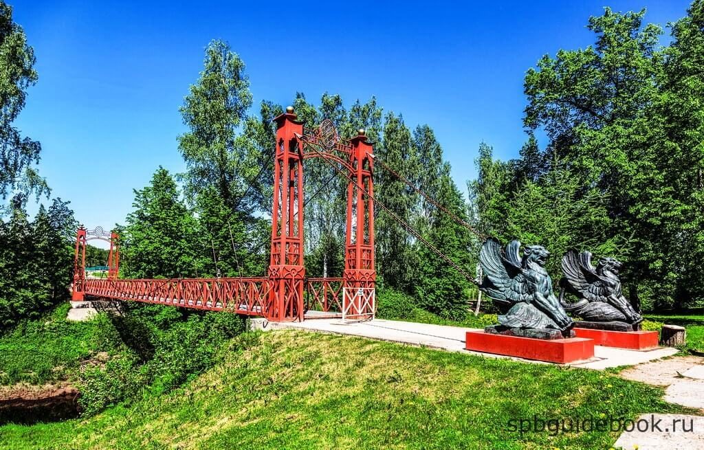 Фото моста через речку Тосна в усадьбе Марьино в Ленинградской области.