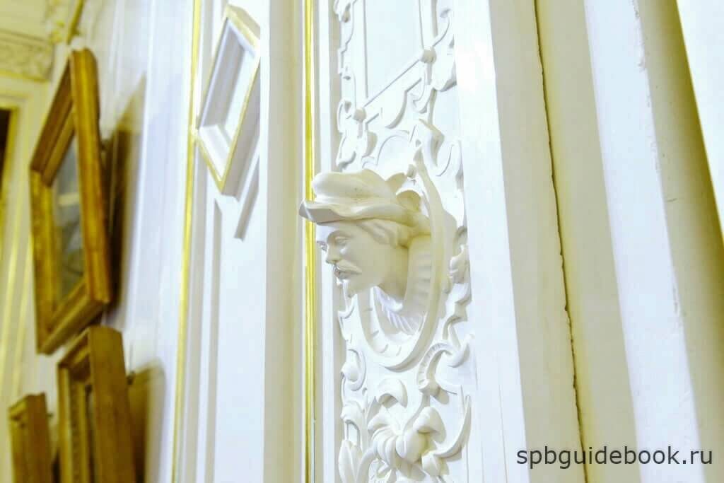 Фото декоративной отделки стен и горельефа в "Орловском" зале Мраморного дворца.