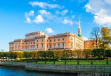 Фото Михайловского (Инженерного) замка со стороны реки Мойки в Санкт-Петербурге.