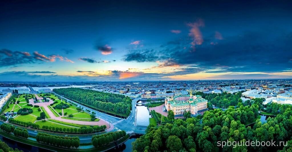 Фото Михайловского замка, Летнего сада и Марсова поля в Санкт-Петербурге. Вид сверху.
