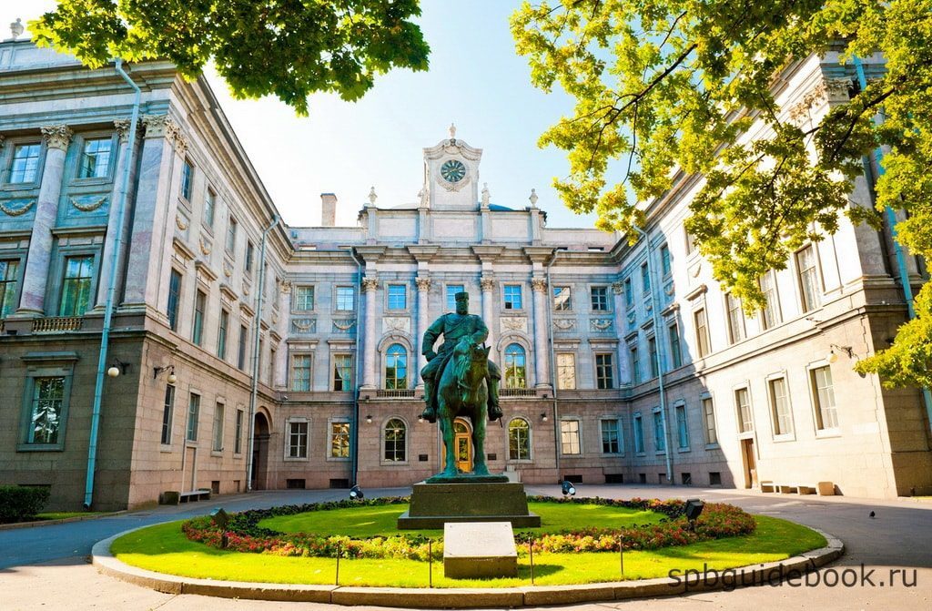Фото фасада здания Мраморного дворца в Санкт-Петербурге.