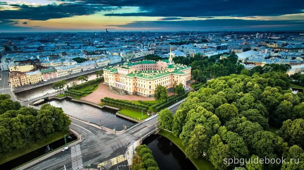Фото Михайловского замка в Санкт-Петербурге с высоты птичьего полета.