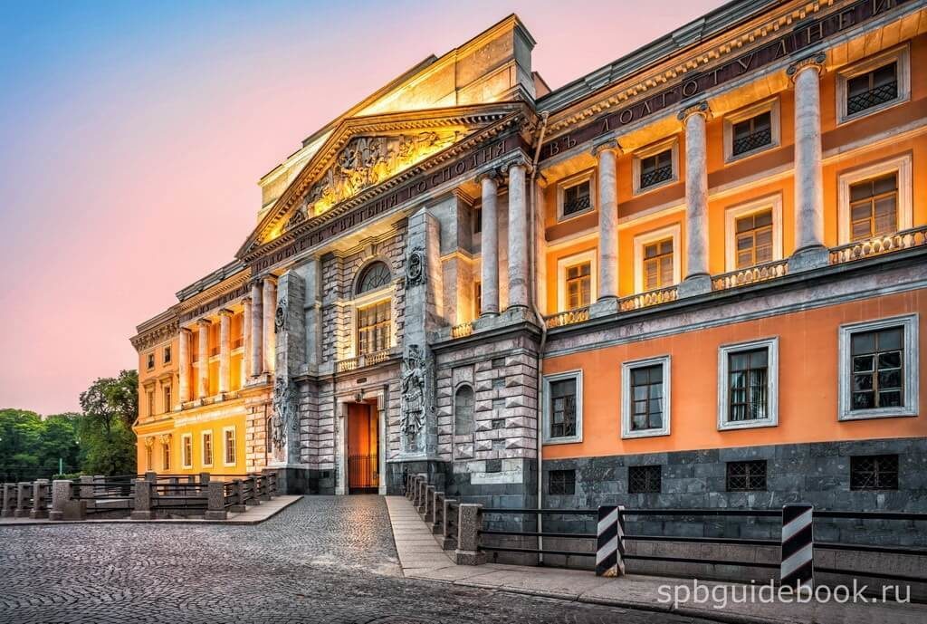 Фото южного фасада Михайловского (Инженерного) замка в Санкт-Петербурге.