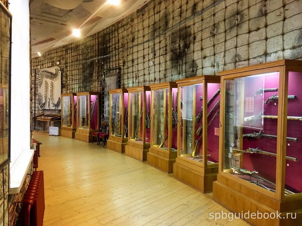 Выставка оружия в Большом Гатчинском дворце.