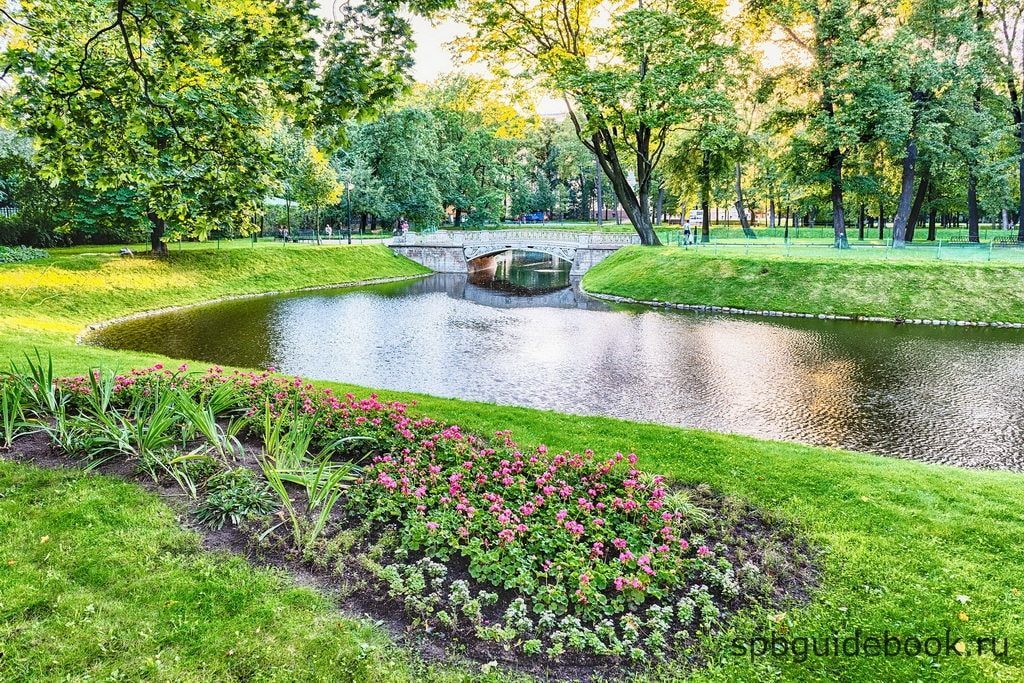 Фото Михайловского сада в Санкт-Петербурге.