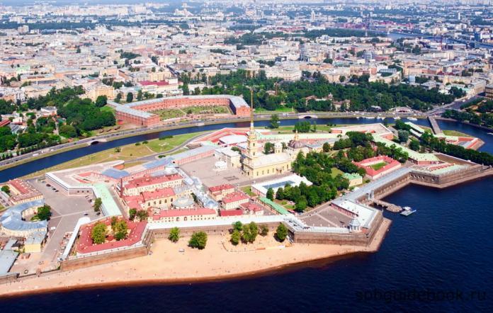 Фото Петропавловской крепости в Санкт-Петербурге - вид сверху.