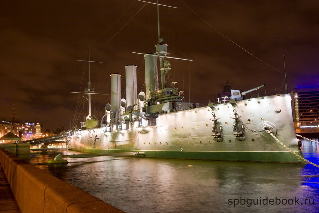 Крейсер "Аврора"на стоянке в Санкт-Петербурге.