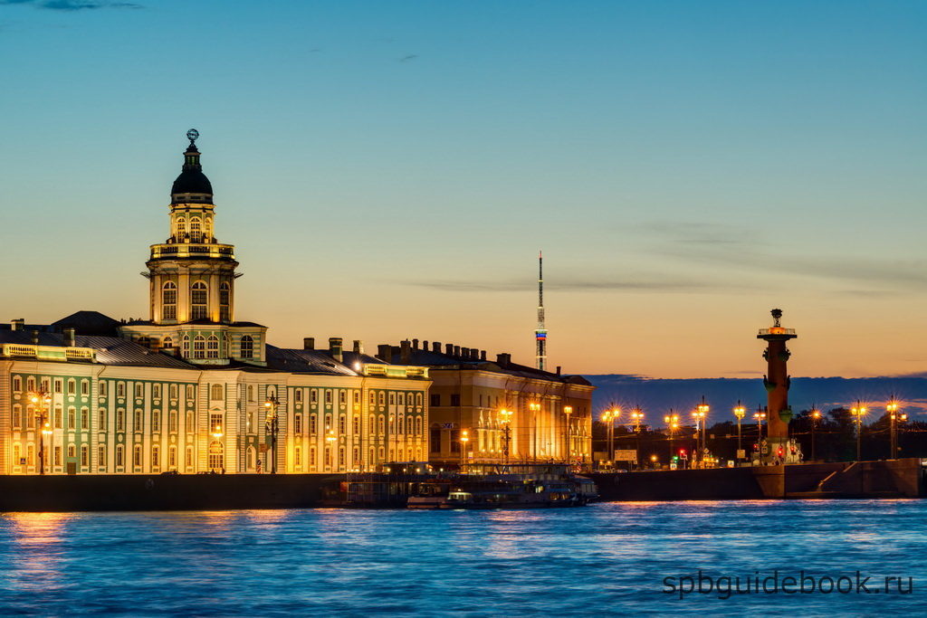 Кунсткамера в Санкт-Петербурге. Вид со стороны Невы в вечернее время.