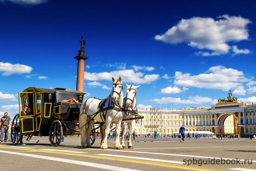 Фото конного экипажа на Дворцовой площади в Санкт-Петербурге.
