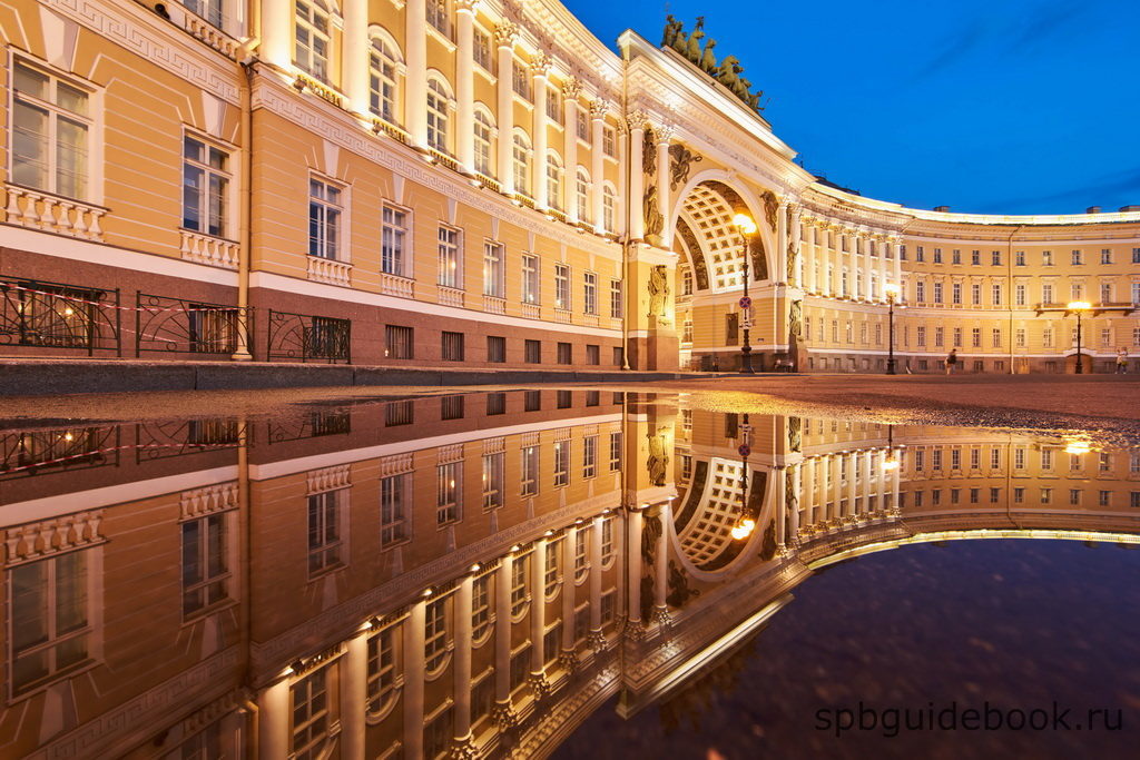Фото Главного штаба и Триумфальной арки на Дворцовой площади в ночное время.