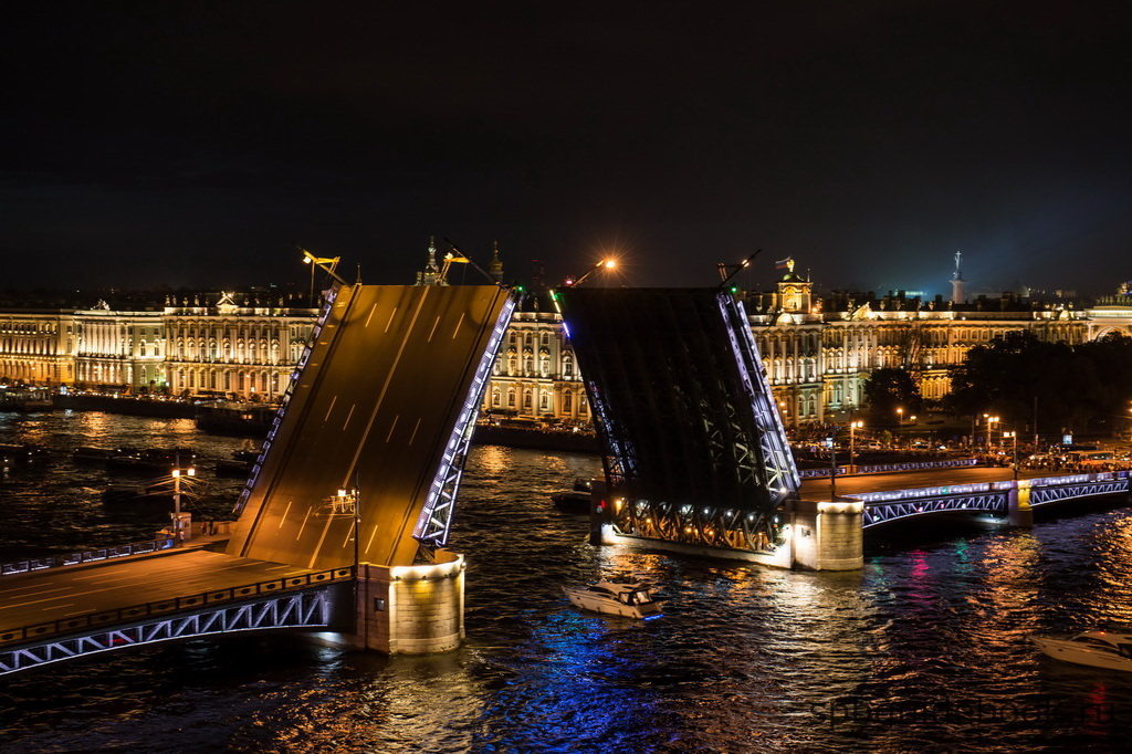 Фото разведенного Дворцового моста и Эрмитажа в Санкт-Петербурге ночью.