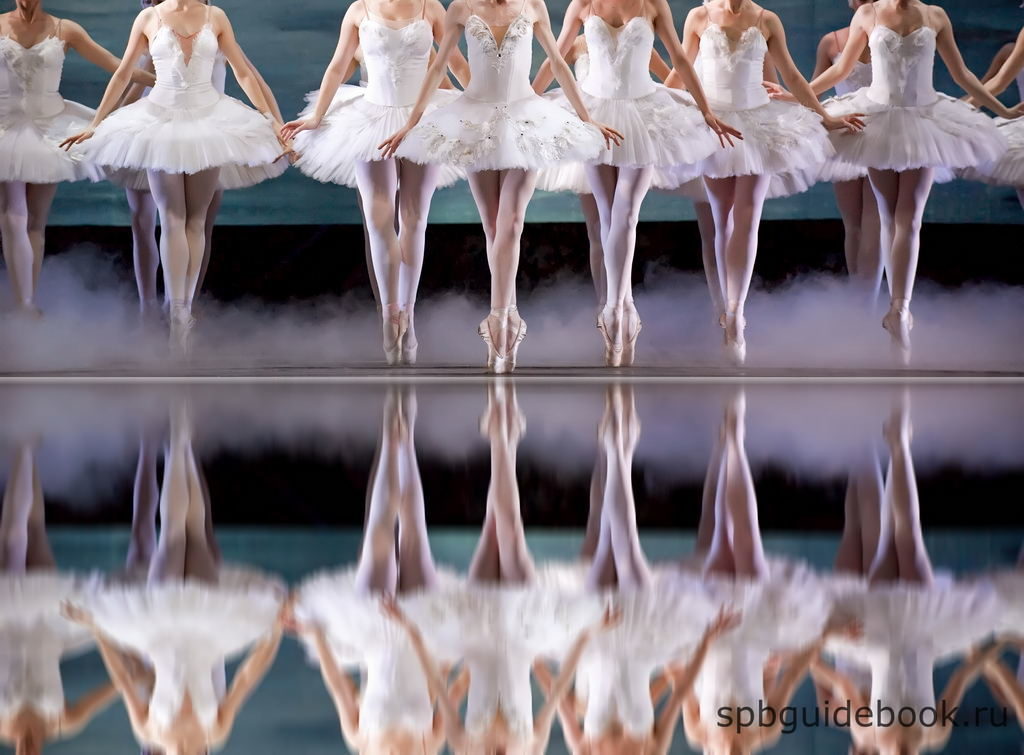 Фото сцены из балета "Лебединое озеро".