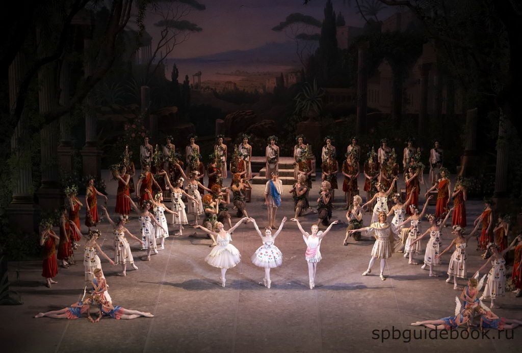 Фото балета на сцене театра.