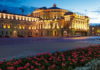 Фото фасада здания Мариинского театра в Санкт-Петербурге.