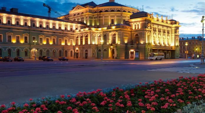 Фото фасада здания Мариинского театра в Санкт-Петербурге.