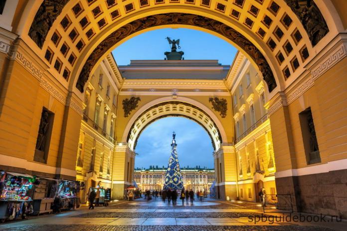 Фото Триумфальной арки, соединяющей Невский проспект и Дворцовую площадь в Санкт-Петербурге.