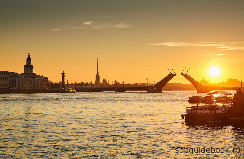 Фото Дворцового моста в Санкт-Петербурге на рассвете.