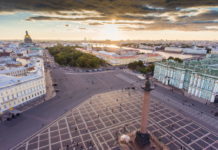 Дворцовая площадь и Александровская колонна: фото с высоты птичьего полета.