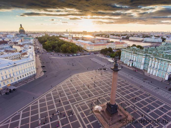 Дворцовая площадь и Александровская колонна: фото с высоты птичьего полета.