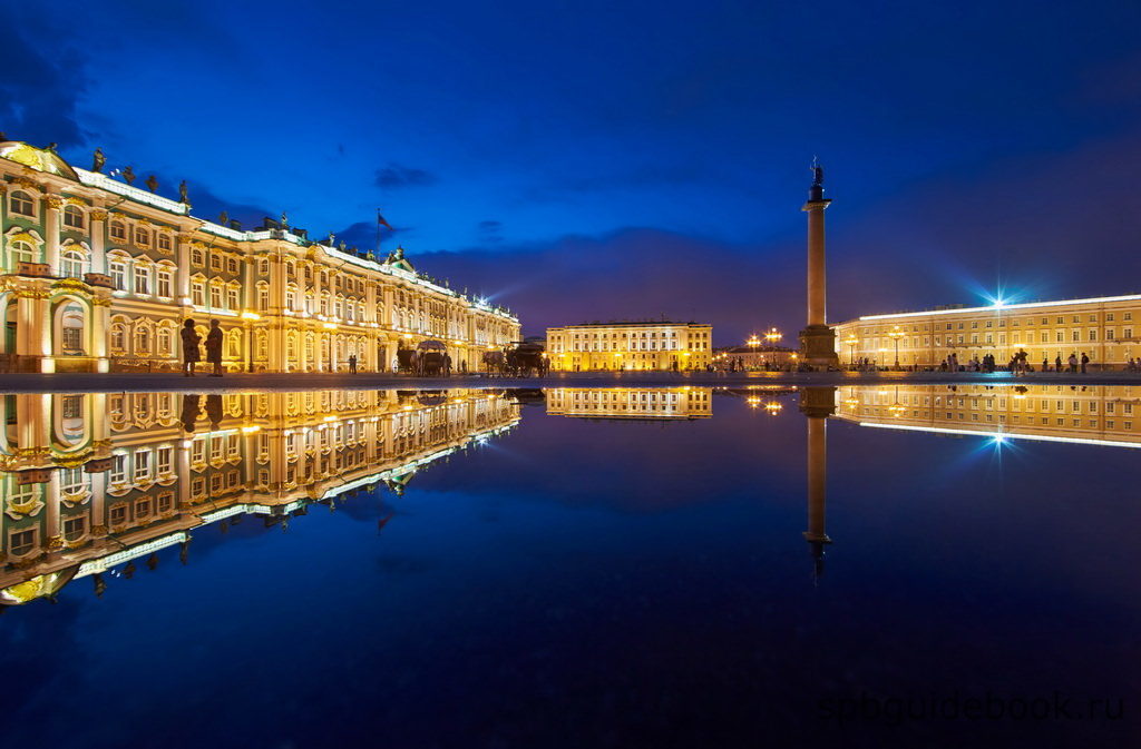 Фото Дворцовой площади в Санкт-Петербурге в ночное время.