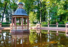 Парк Летний сад в Санкт-Петербурге. Фото беседки в Менажерийном пруду.