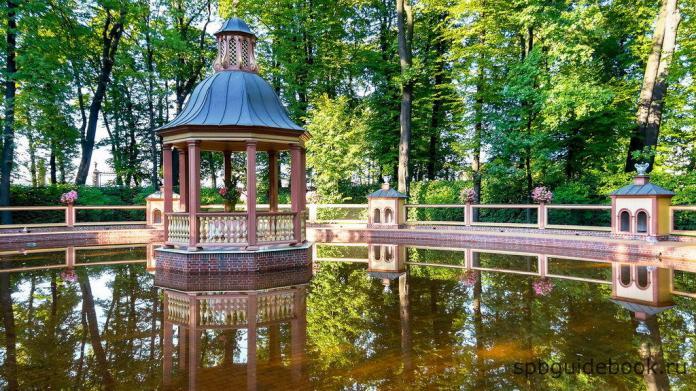 Парк Летний сад в Санкт-Петербурге. Фото беседки в Менажерийном пруду.