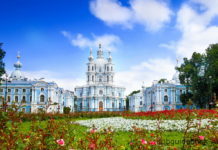 Фото фасада здания Смольного собора в Санкт-Петербурге.