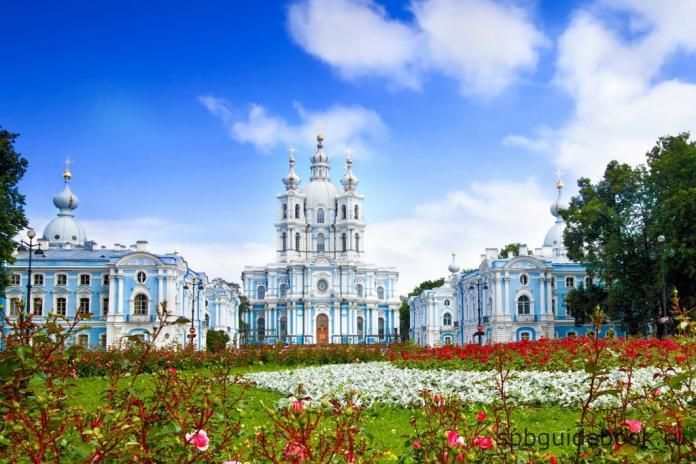 Фото фасада здания Смольного собора в Санкт-Петербурге.