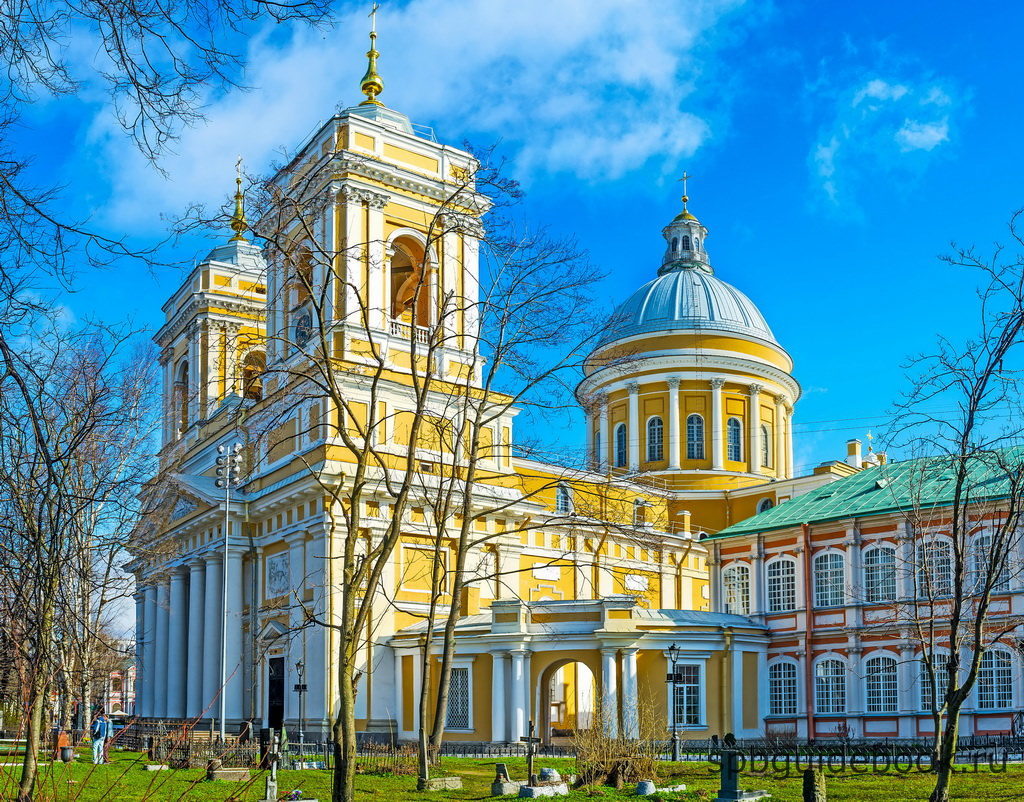 Фото Троицкого собора Александро-Невской лавры в Санкт-Петербурге.