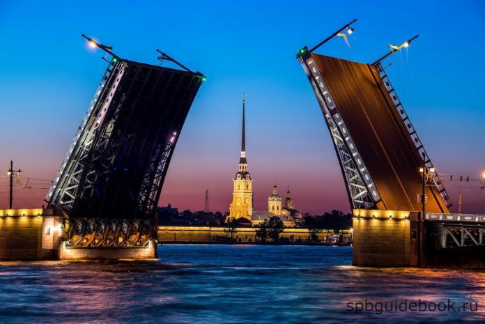 Фото разведенного Дворцового моста и Петропавловской крепости в Санкт-Петербурге ночью.